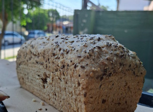 Una foto de Pan integral con mix de semillas