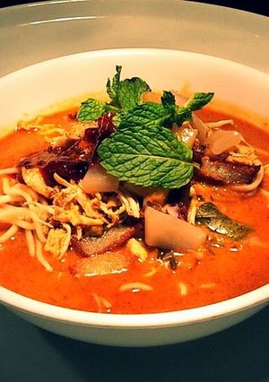 A picture of curry noodles.