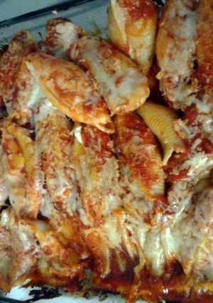 A picture of super cheesy meaty stuffed shells.