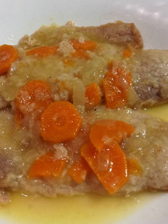 Una foto de Lomo en salsa de cebolla y zanahoria (muy fácil)