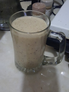 Una foto de Batido de ciruelas, avena y chía