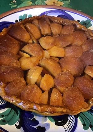 Une photo de Tarte pommes caramel (pâte brisée au citron vert, lait et vanille)