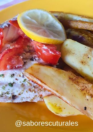 Una foto de 🍽 🐟 Atún fresco al horno con guarnición de papas y batatas 🥔🍠