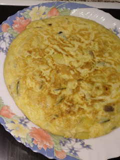 Una foto de Tortilla de patata, cebolla y calabacín