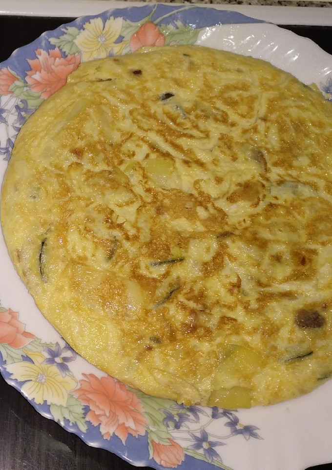 Una foto de Tortilla de patata, cebolla y calabacín