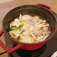 A picture of Chinese style hotpot with meatballs and Napa cabbage 🥬.