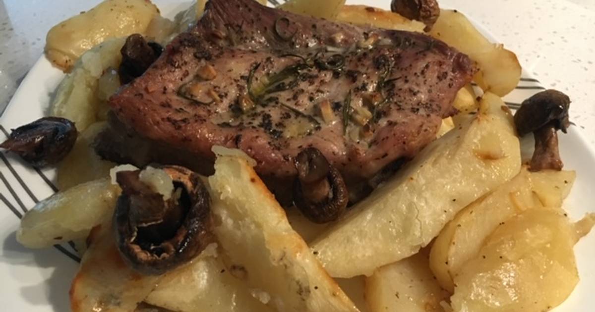 Ребрышки с грибами духовке. Рёбрышки с шампиньонами в духовке. Ребра свиные с грибами. Говяжьи ребра в духовке с грибами и картошкой. Ребрышки с грибами духовке.