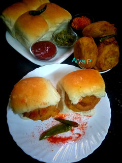 वड़ा पाव (vada pav recipe in Hindi) रेसिपी मुख्य फोटो
