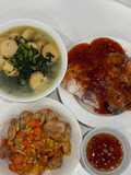 Cơm nhà với cá diêu hồng sốt chanh leo, đùi gà rút xương xào ngô ngọt cà rốt, canh cải ngồng đậu hũ