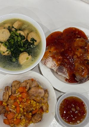 Hình của món Cơm nhà với cá diêu hồng sốt chanh leo, đùi gà rút xương xào ngô ngọt cà rốt, canh cải ngồng đậu hũ.