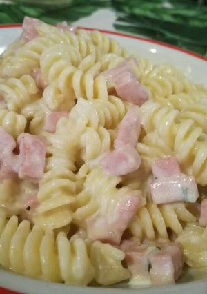 Foto di Fusilli con prosciutto cotto e salsa di pecorino