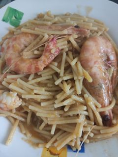 Una foto de Fideos con langostinos