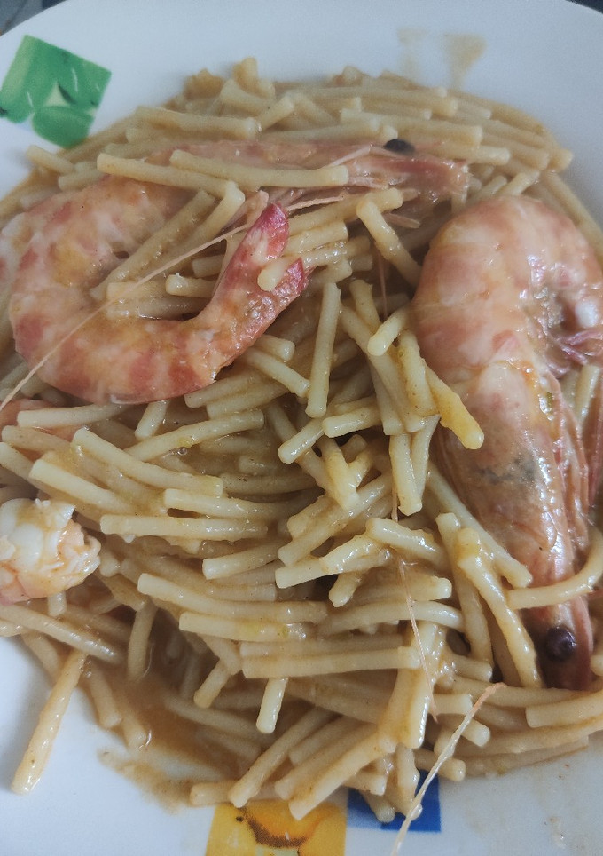 Una foto de Fideos con langostinos