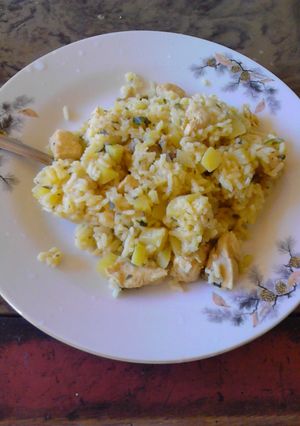 Una foto de Arroz con pollo y papas mixto