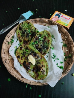 હરિયાળી નાન (Green Naan Recipe In Gujarati) રેસીપી મુખ્ય ફોટો