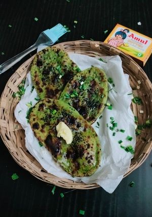 હરિયાળી નાન (Green Naan Recipe In Gujarati) રેસીપી મુખ્ય ફોટો
