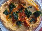 Una foto de hummus de garbanzo
