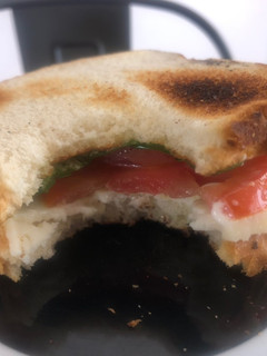 Una foto de Sándwich de queso de cabra, albahaca y tomate