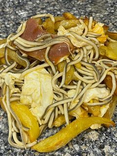 Una foto de Huevos estrellados con jamón y gulas
