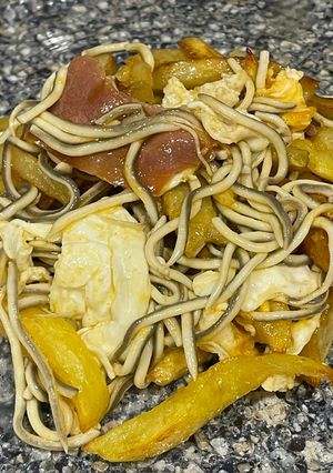Una foto de Huevos estrellados con jamón y gulas