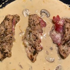 Italian chicken,bacon and mushroom sauce A picture of Italian chicken,bacon and mushroom sauce.