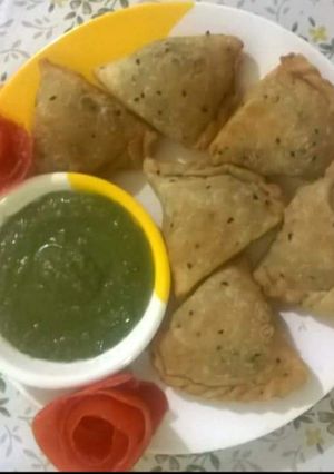 A picture of Chicken cheese samosa.