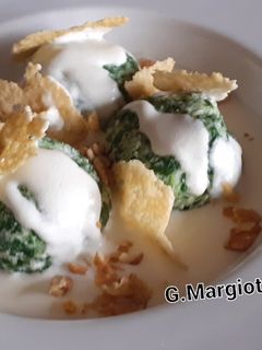 Foto di Gnudi, con salsa di formaggio cremoso, noci e cialda di parmigiano