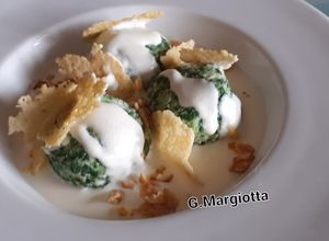Foto di Gnudi, con salsa di formaggio cremoso, noci e cialda di parmigiano