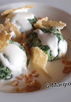 Foto di Gnudi, con salsa di formaggio cremoso, noci e cialda di parmigiano