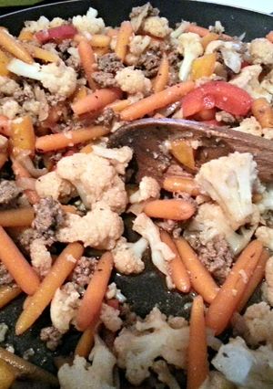 A picture of low calorie soy sauce cauliflower and ground beef stir fry.