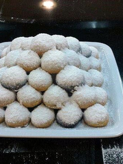 A picture of Greek christmas cookies "kourabiedes".