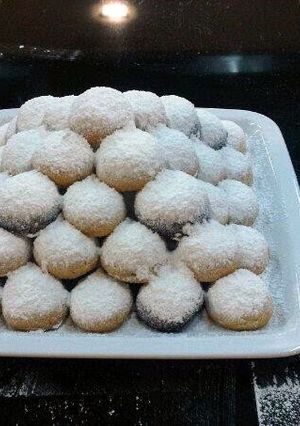 A picture of Greek christmas cookies "kourabiedes".