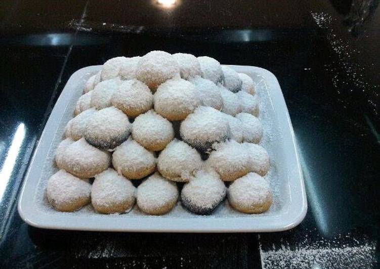 Recipe: Tasty Greek christmas cookies &#34;kourabiedes&#34;