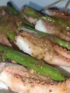 Una foto de Pincho de pulpo con trigueros, vinagreta de balsámico de manzana