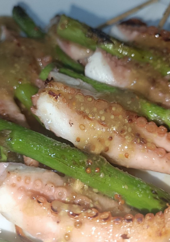 Una foto de Pincho de pulpo con trigueros, vinagreta de balsámico de manzana