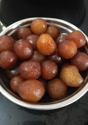 ગુલાબ જાંબુ (Gulab Jamun Recipe In Gujarati) રેસીપી મુખ્ય ફોટો