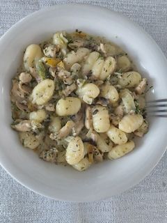 O poză a rețetei Gnocchi cu ciuperci și piept de pui.