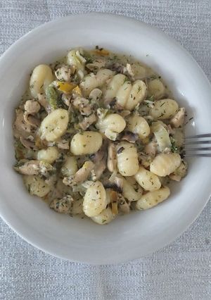 O poză a rețetei Gnocchi cu ciuperci și piept de pui.