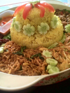 Foto resep Nasi kuning komplit Versi Rice Cooker