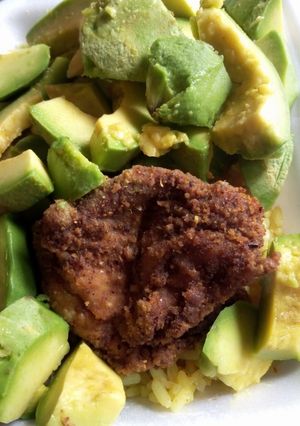 A picture of Avacado and crunchy chicken.