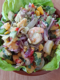 Una foto de Ceviche de camarón con mango