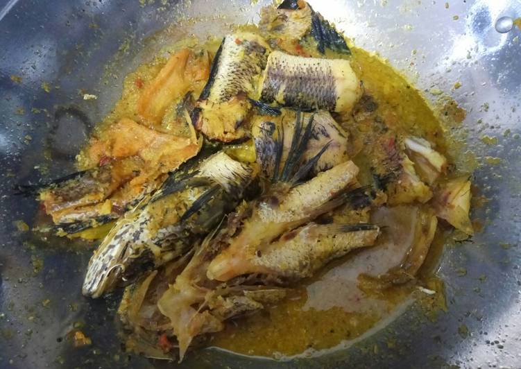 Ikan gabus bumbu kuning