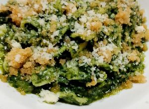 Foto di Orecchiette con crema di cavolo nero, acciughe e pane abbrustolito speziato con parmigiano