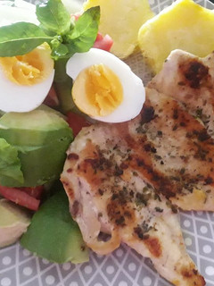 Una foto de Filete Pechuga de Pollo con Ensalada Fresca