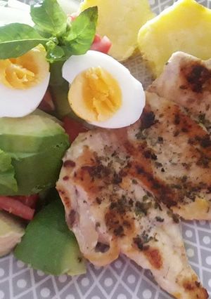 Una foto de Filete Pechuga de Pollo con Ensalada Fresca