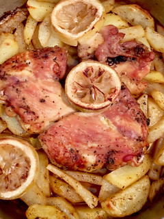 Una foto de Pollo y patatas al horno - con mantequilla y limón 🍗🍋