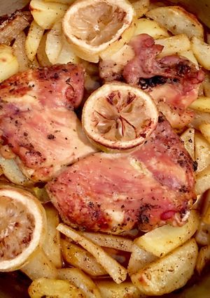Foto principal de Pollo y patatas al horno - con mantequilla y limón 🍗🍋