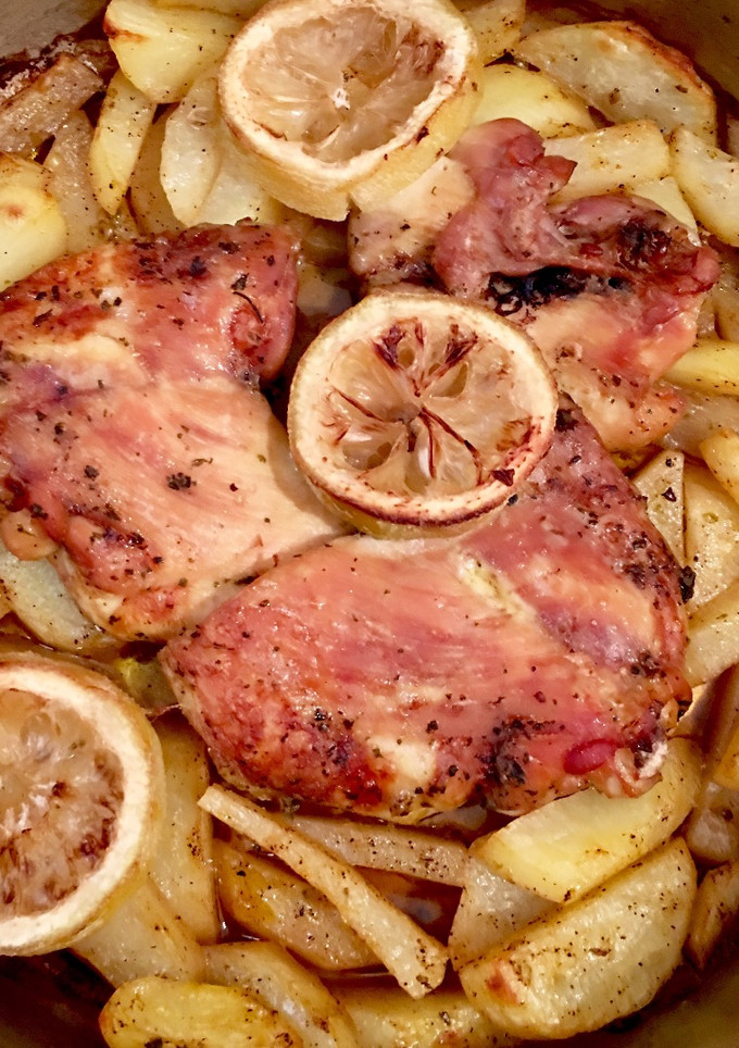 Una foto de Pollo y patatas al horno - con mantequilla y limón 🍗🍋