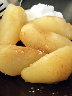 A picture of low calorie sautéed pears.