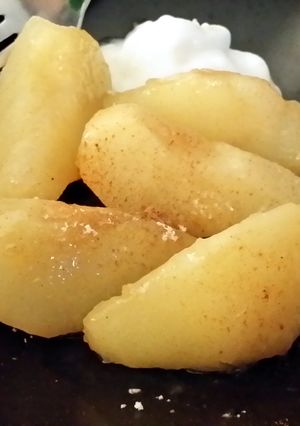 A picture of low calorie sautéed pears.